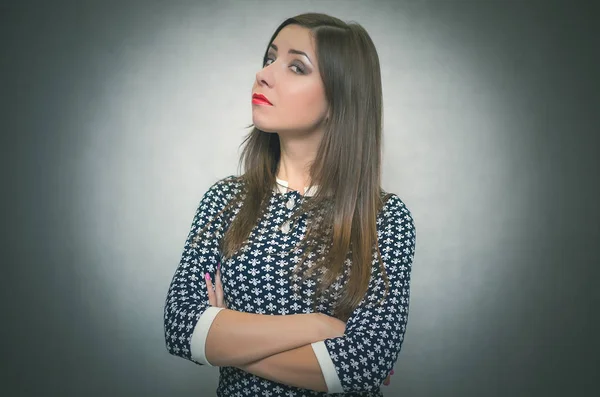 Bahaneler ve gri arka plan üzerinde izole açıklamalar için bekleyen kırgın ve kızgın kadın.