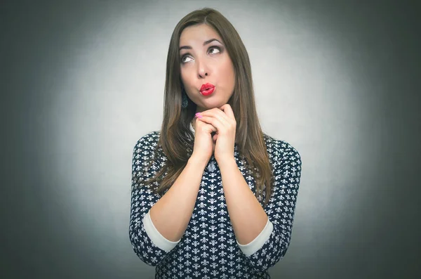 Suçlu utanç kadın bir kenara izole üzerinde gri arka plan arıyor. Rahatsız kız.