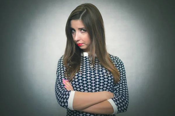 Bahaneler ve açıklamalar için bekleyen kırgın ve kızgın kadın ve izole üzerinde gri arka plan kınayarak bakıyor.