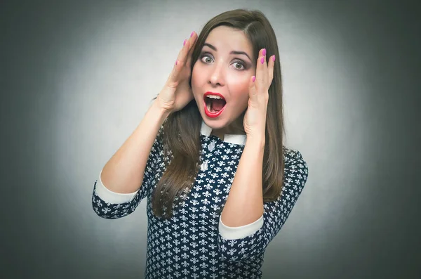 Şok sürpriz kadın saçlarını tarafından elleri üzerinde bir kafa tutuyor ve izole üzerinde gri arka planda çığlık atıyor. Aniden. Kazanmak.