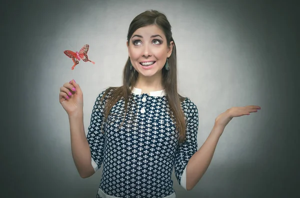 İçinde tutan mutlu neşeli unconcern kadın bir oyuncak kırmızı kelebek el ve hayran olduğunu. Masum heyecanlı kız kavramı. Kaygısız bahavior. Rüya kız.