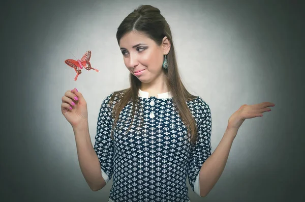 İçinde tutan mutlu neşeli unconcern kadın bir oyuncak kırmızı kelebek el ve hayran olduğunu. Masum heyecanlı kız kavramı. Kaygısız bahavior. Rüya kız.