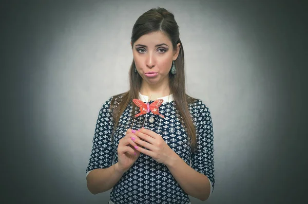 İçinde tutan mutlu neşeli unconcern kadın bir oyuncak kırmızı kelebek el ve hayran olduğunu. Masum heyecanlı kız kavramı. Kaygısız bahavior. Rüya kız.