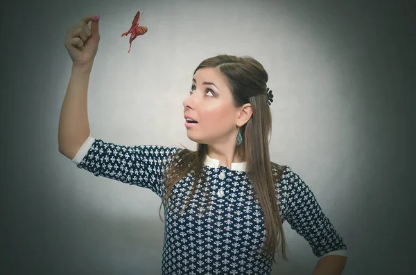 İçinde tutan mutlu neşeli unconcern kadın bir oyuncak kırmızı kelebek el ve hayran olduğunu. Masum heyecanlı kız kavramı. Kaygısız bahavior. Rüya kız.