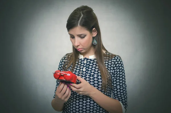 Kırmızı alarm masa saati içinde onu izlerken kadın eller ve zaman saati ayarlar. Zaman yönetimi.