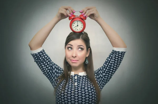 Suçlu eller çalar saat içinde tutan kadın bakmak ve gözleri gizler. Kilise öğrenci ya da emloyee. Okulda veya geç. Kavram fazla uyumak.