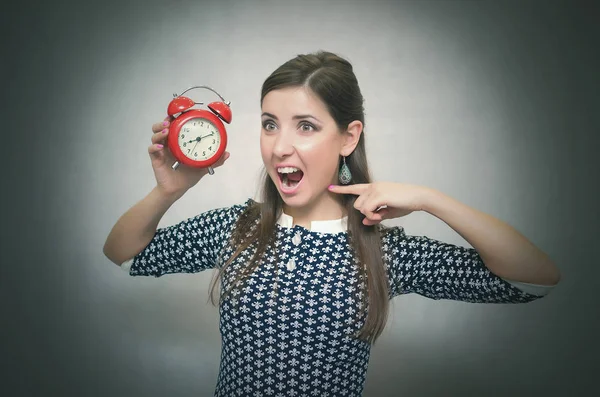 Elinde kırmızı bir çalar saat tutan ve üzerinde onun parmak ve bağırarak tarafından gösterilen kızgın kadın. Kötü patron ya da öğretmen. Okulda veya geç. Kavram fazla uyumak.