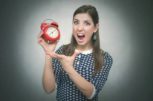 Elinde kırmızı bir çalar saat tutan ve üzerinde onun parmak ve bağırarak tarafından gösterilen kızgın kadın. Kötü patron ya da öğretmen. Okulda veya geç. Kavram fazla uyumak.