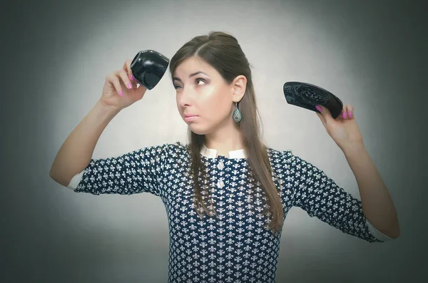 Kahve gerek. Kahve eksikliği. Kahve zamanı. Öğle yemeği molası. Karışık kadın tutan bir fincan kahve eller ve gri arka plan üzerinde izole bardağa görünüyor.