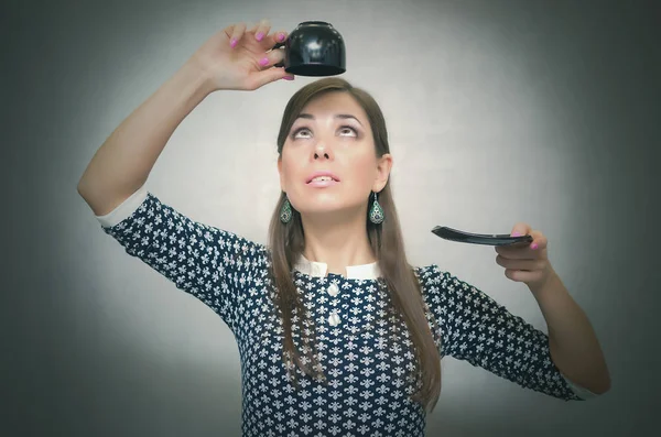 Kahve gerek. Kahve eksikliği. Kahve zamanı. Öğle yemeği molası. Karışık kadın tutan bir fincan kahve eller ve gri arka plan üzerinde izole bardağa görünüyor.