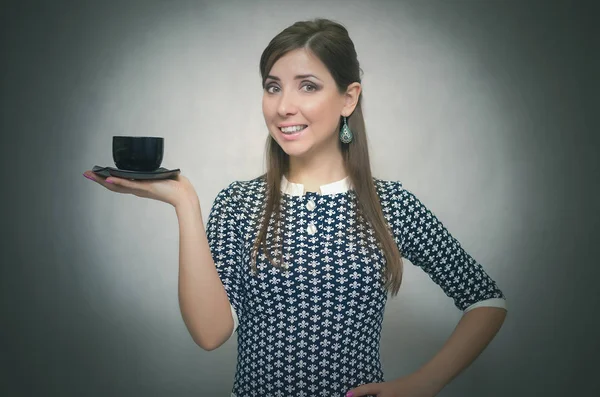 Kahve molası. Kahve zamanı. Öğle yemeği molası. Bir fincan kahve gri arka plan üzerinde izole elinde tutan mutlu gülümseyen kadın.