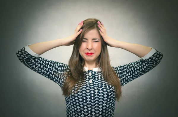 Stres çok çalışan kadın başını elleri tarafından tutuyor ve gri arka plan üzerinde izole onun sorunu çözmeye çalışın. Deprsession. Borçları kavramı.