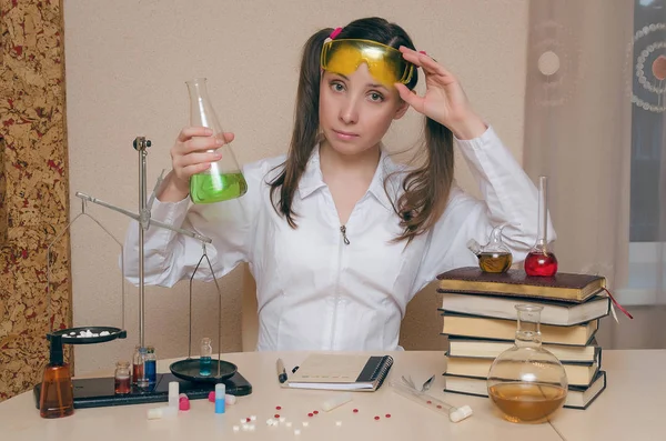 Kimya ders duygusal öğrenci kız. Eczacı veya eczacı kadın. Bilimsel deney arka plan. Kimyasal laboratuvar kavram genç Stajyer.