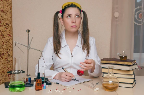 Kimya ders duygusal öğrenci kız. Eczacı veya eczacı kadın. Bilimsel deney arka plan. Kimyasal laboratuvar kavram genç Stajyer.