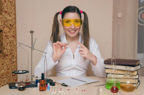 Kimya ders duygusal öğrenci kız. Eczacı veya eczacı kadın. Bilimsel deney arka plan. Kimyasal laboratuvar kavram genç Stajyer.