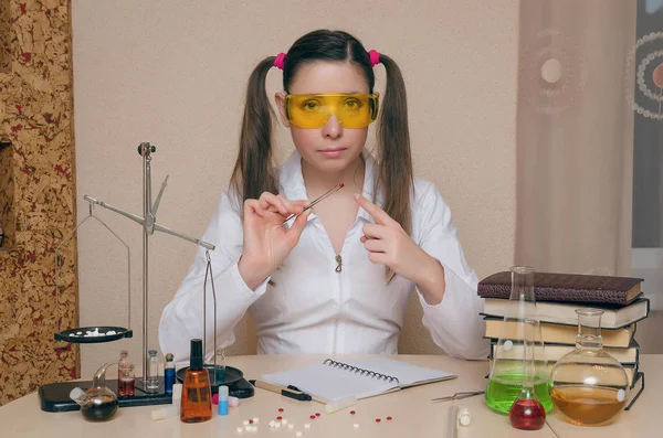 Kimya ders duygusal öğrenci kız. Eczacı veya eczacı kadın. Bilimsel deney arka plan. Kimyasal laboratuvar kavram genç Stajyer.