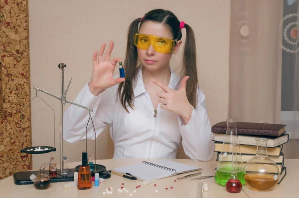 Kimya ders duygusal öğrenci kız. Eczacı veya eczacı kadın. Bilimsel deney arka plan. Kimyasal laboratuvar kavram genç Stajyer.