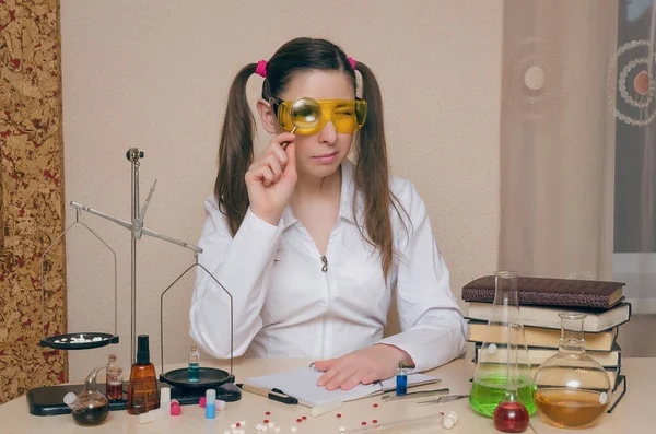 Kimya ders duygusal öğrenci kız. Eczacı veya eczacı kadın. Bilimsel deney arka plan. Kimyasal laboratuvar kavram komik stajyer.
