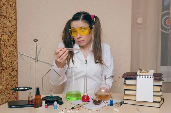 Kimya ders duygusal öğrenci kız. Eczacı veya eczacı kadın. Bilimsel deney arka plan. Kimyasal laboratuvar kavram komik stajyer.