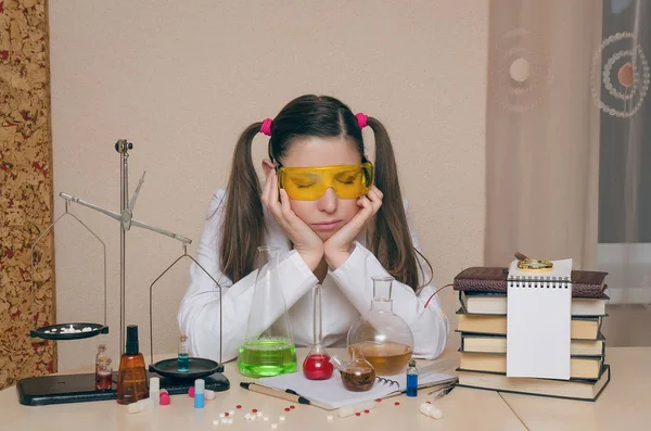 Kimya ders duygusal öğrenci kız. Eczacı veya eczacı kadın. Bilimsel deney arka plan. Kimyasal laboratuvar kavram komik stajyer.