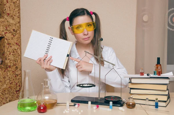 Kimya ders duygusal öğrenci kız. Eczacı veya eczacı kadın. Bilimsel deney arka plan. Kimya laboratuvarında bir boş sayfa Not defteri kavram gösterilen genç Stajyer.