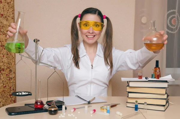 Menina Estudante Emocional Aula Química Demonstra Fluido Vitro Farmacêutica Boticária — Fotografia de Stock