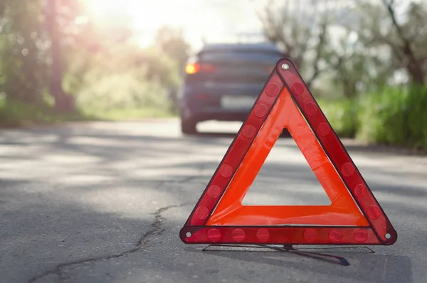 Sinal Parada Emergência Triângulo Vermelho Estrada Com Carro Quebrado Atrás — Fotografia de Stock