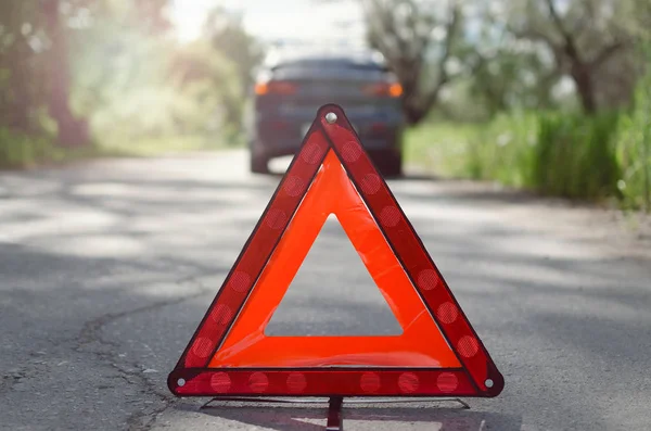 Sinal Parada Emergência Triângulo Vermelho Estrada Com Carro Quebrado Atrás — Fotografia de Stock