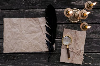 Boş buruşuk Kağıt sayfa mektup, büyüteç büyüteç, tüy tükenmez kalem ve Jüt halat zarf eski tablo arka plan üzerinde sarılı. Eski mesaj.