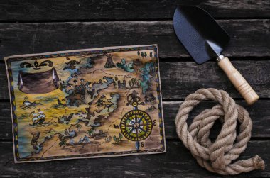 Define haritası, kürek ve eski ahşap masa arka plan ipi. Hazine avcısı kavramı.