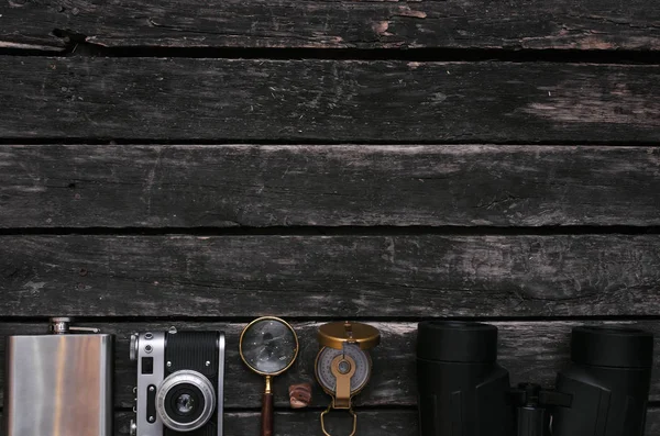 Fotocamera Pellicola Vintage Binocolo Lente Ingrandimento Bussola Fiaschetta Sul Vecchio — Foto Stock