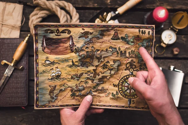 Mapa Tesouro Mãos Caçadores Tesouros Homem Pirata Aprendendo Mapa Antigo — Fotografia de Stock