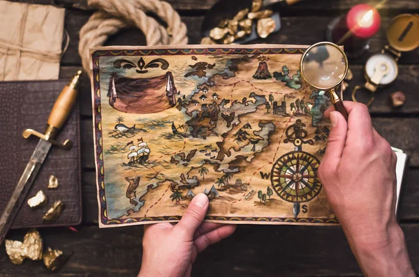 Карта Сокровищ Руках Охотника Сокровищами Пират Изучает Старую Карту Красной — стоковое фото