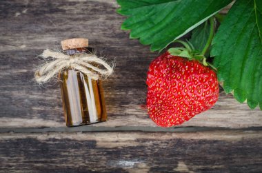 Çilek konsantre meyve suyu küçük kahverengi şişe. Aromaterapi.