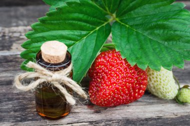 Çilek konsantre meyve suyu küçük kahverengi şişe. Aromaterapi.