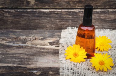 Calendula çiçek esans. Naturopathy. Bitkisel ilaç.