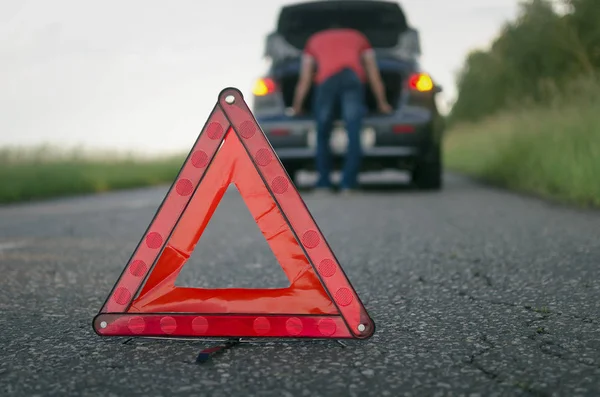 Porucha Auta Značka Stop Červený Výstražný Trojúhelník Řidič Poblíž Auto — Stock fotografie