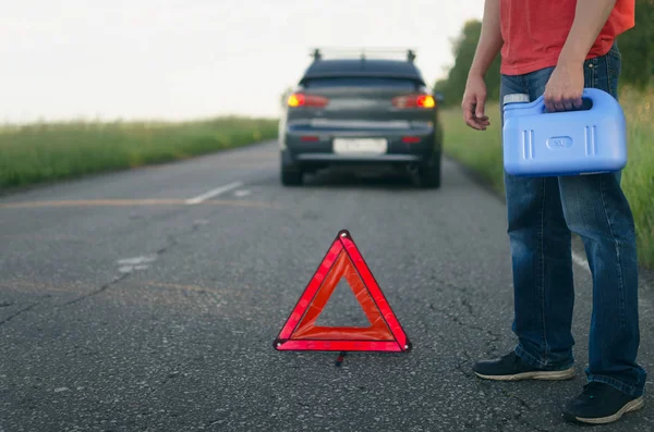 Motorista Com Cilindro Combustível Vazio Contra Fundo Carro Combustível Acabado — Fotografia de Stock