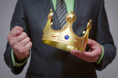 Altın bir taç elinde tutan ve incir jest gösterilen işadamı kral. Ret ilk yer vermek için. İsteksizlik güç kavramı verim.