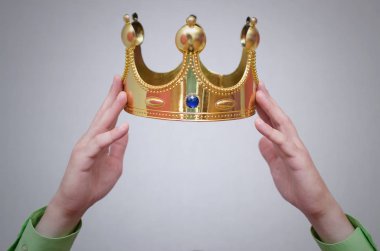 Bir baş yukarıda altın bir taç holding eller. Kazanan ödül töreni. Öz-Bildiri kavramı.