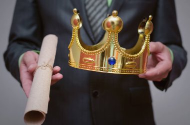 Bir altın kaplama ve royal kararname kaydırma (özel indirim belgesi işadamı Kral tutan eller).