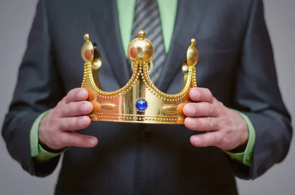 Affärsman King Håller Händer Ett Guld Krona Award Ceremony Koncept — Stockfoto