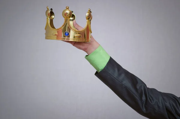 Hand Trägt Krone Auf Kopierfläche Für Siegergesicht Isoliert Siegerehrung — Stockfoto