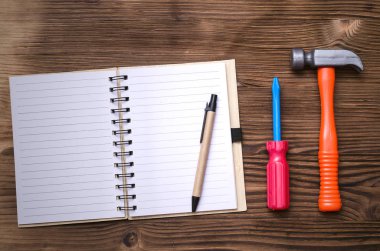 Boş sayfa Not defteri ve farklı yapı araçları oyuncak. İnşaat arka plan kopya alanı ile. Düzeltme listesi.