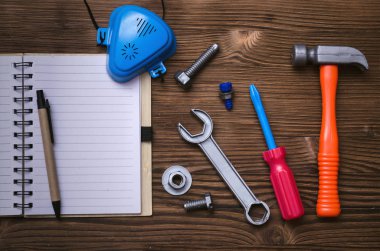 Boş sayfa Not defteri ve farklı yapı araçları oyuncak. İnşaat arka plan kopya alanı ile. Düzeltme listesi.