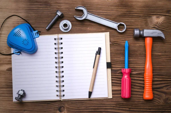 Boş sayfa Not defteri ve farklı yapı araçları oyuncak. İnşaat arka plan kopya alanı ile. Düzeltme listesi.