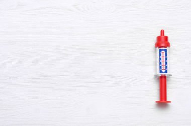 Tıbbi geçmişi ile coipy yer. Tıp Doktor masanın üstüne bir şırınga.