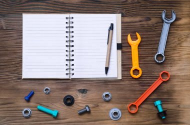 Boş sayfa Not defteri ve farklı Yapı İnşaat araçları oyuncak. İnşaat arka plan kopya alanı ile. Düzeltme listesi.