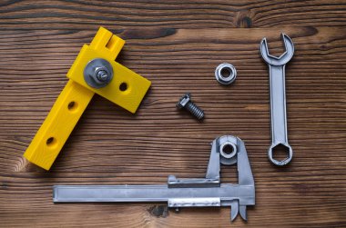 İnşaat arka plan. İngiliz anahtarı ve ahşap birimleri. Bağ yapı elemanları.