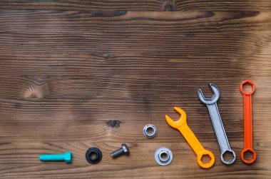 İnşaat arka plan. Somunlar Oluşturucusu masa ile somun anahtarları kümesi.